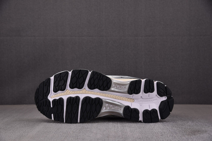 KITH RONNIE FIEG X ASICS Gel-KAHANA 12.1 "KNICKS" 1203A555-101