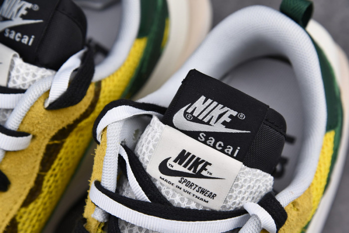 nike vaporwaffle sacai tour yellow cv1363-700