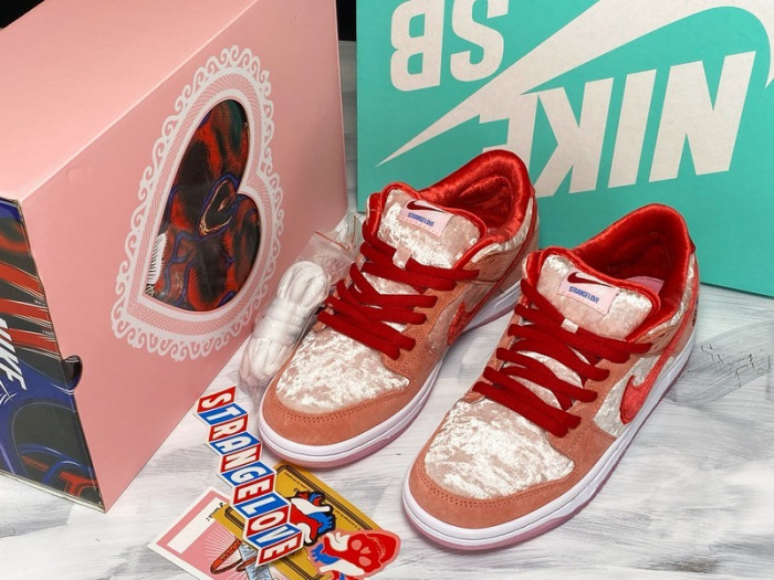 nike sb dunk low strangelove skateboards (special box) - ct2552-800