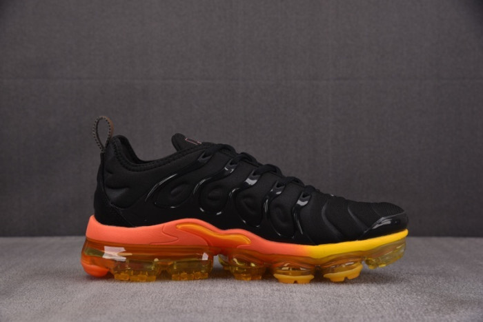 NIKE AIR VAPORMAX Plus DJ5525-001