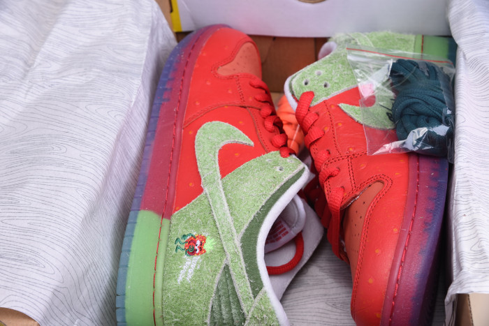 nike dunk low sb "strawberry cough" cw7093-601