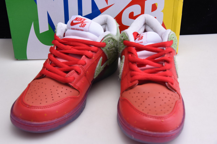 nike dunk low sb "strawberry cough" cw7093-601