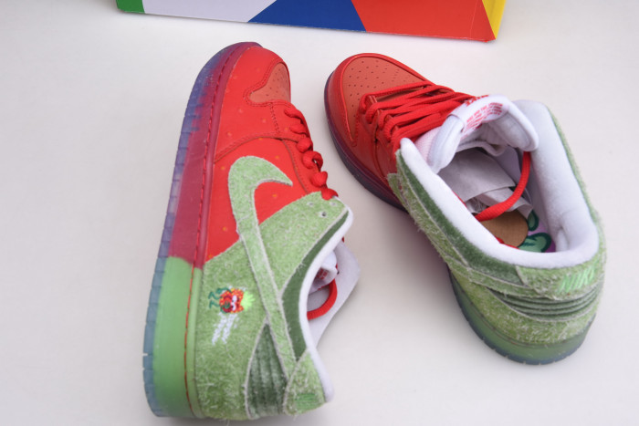 nike dunk low sb "strawberry cough" cw7093-601