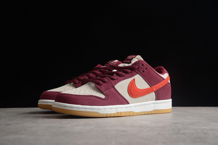 skate like a girl x nike sb dunk low dx4589-600